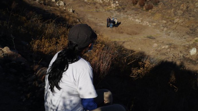 Archivo - Arquivo - 9 de agosto de 2020, México: Busca coletiva de pessoas desaparecidas, realizam uma busca no bairro Valle de las Palmas em Tijuana Baja California México, durante a trilha encontraram 8 corpos em latas de lixo.