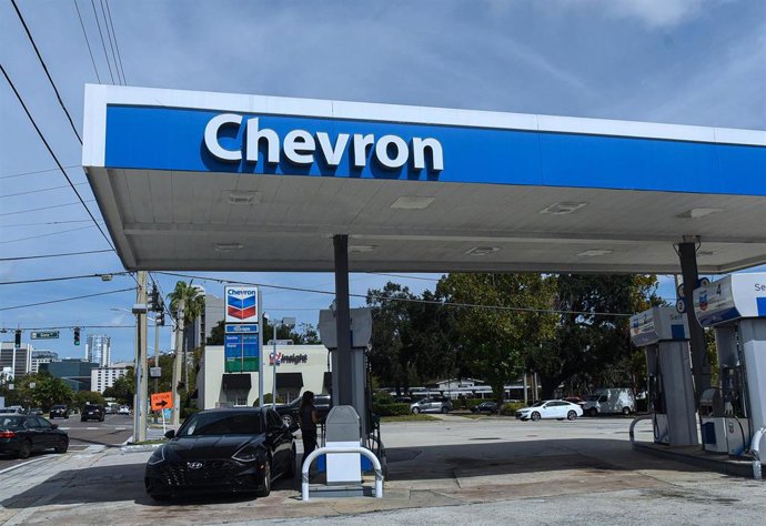 Archivo - Una gasolinera de la empresa petrolera estadounidense Chevron