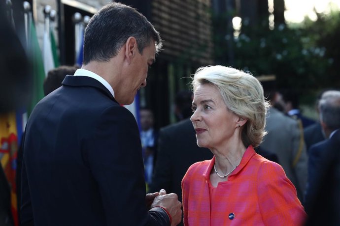 Archivo - El presidente del Gobierno, Pedro Sánchez y la presidenta de la Comisión Europea, Ursula Von der Leyen, durante la Cumbre del MED9, a 11 de octubre de 2024, en Pafos (Chipre). Tras su visita al Papa en el Vaticano, Sánchez viaja a Chipre para pa