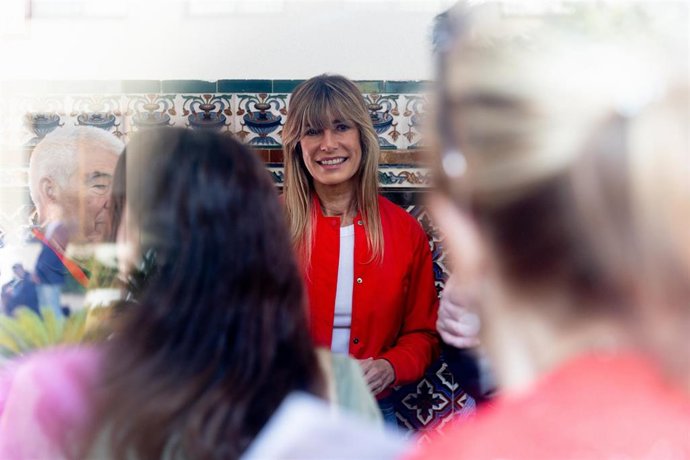 Archivo - La mujer del presidente del Gobierno, Begoña Gómez, tras ejercer su derecho a voto en el colegio de Nuestra Señora del Buen Consejo, a 9 de junio de 2024, en Madrid (España). 