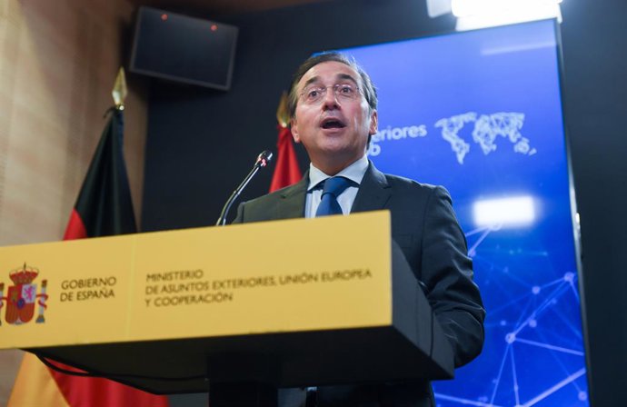 O Ministro das Relações Exteriores, União Europeia e Cooperação, José Manuel Albares, durante uma coletiva de imprensa após uma reunião com o Ministro Federal das Relações Exteriores da Alemanha, no Palácio de Viana, em 26 de maio de 2025, em Madri (Espan
