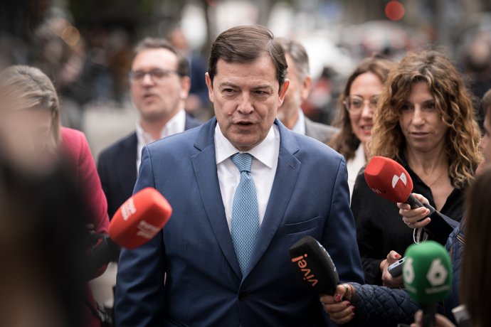 El presidente de Castilla y León, Alfonso Fernández Mañueco,  a su llegada a la reunión de la Junta Directiva Nacional del Partido Popular (PP) en la sede de calle Génova, a 19 de mayo de 2025, en Madrid (España).