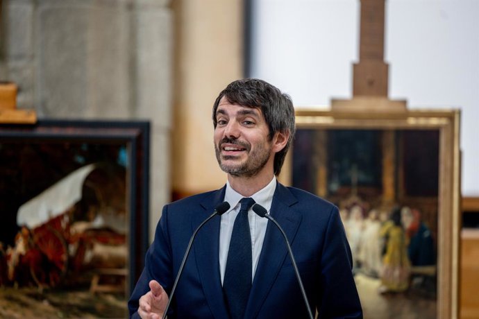 El ministro de Cultura, Ernest Urtasun, interviene durante el acto de restitución de obras incautadas durante la Guerra Civil y no devueltas por el franquismo, en el Claustro de los Jerónimos del Museo Nacional del Prado, a 22 de mayo de 2025, en Madrid (