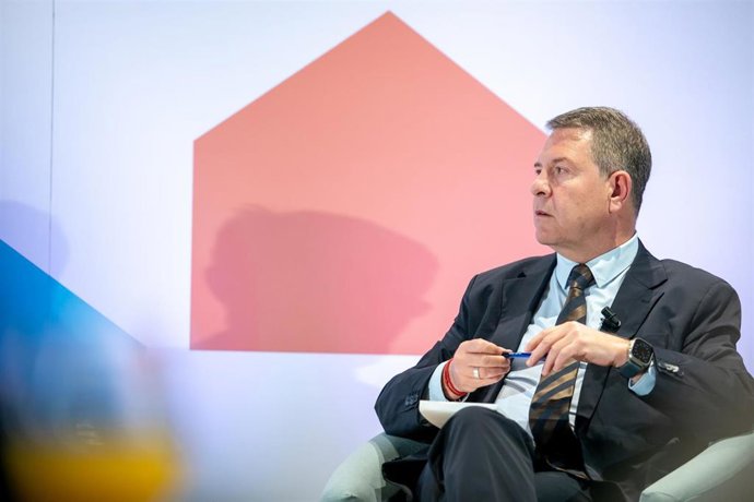 Archivo - El presidente de Castilla-La Mancha, Emiliano García-Page, participa en Zaragoza, en el ciclo ‘Vecinos y Amigos’ que organiza el Heraldo de Aragón. Foto de archivo.