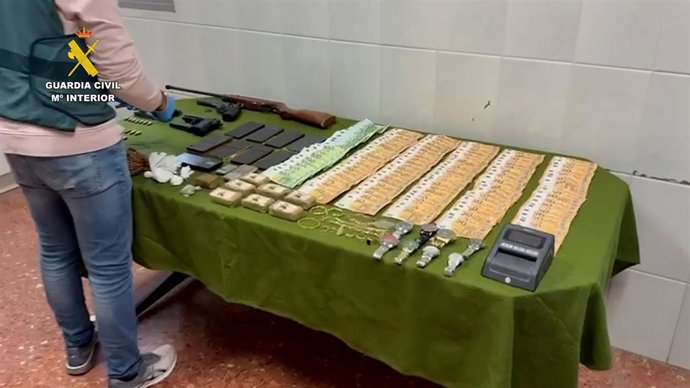 Material intervenido en la operación de la Guardia Civil en Requena