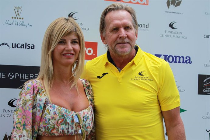 Archivo - Elena Blasco, Bernd Schuster wife, and Bernd Schuster, former football player pose for photo during the charity golf tournament organized by the Menorca Clinic Foundation at La Herreria Golf Course on September 22, 2022 in El Escorial, Madrid, S