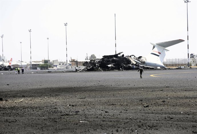 Danos no aeroporto de Sana'a, capital do Iêmen, após um bombardeio israelense contra a instalação em 6 de maio de 2025.