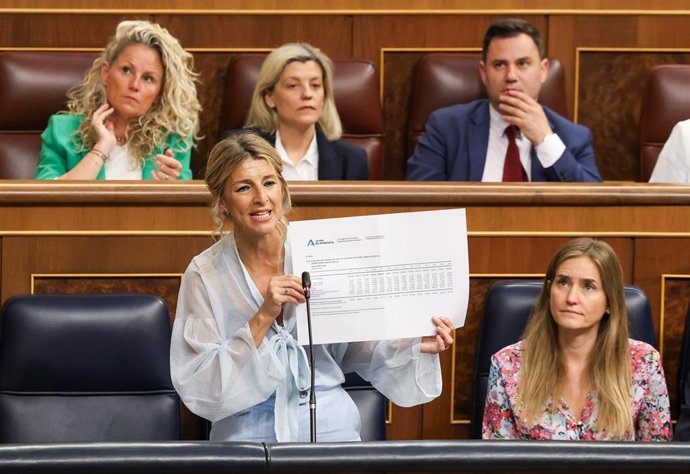 La vicepresidenta segunda y ministra de Trabajo, Yolanda Díaz, interviene durante la sesión de control al Gobierno del Congreso de los Diputados en respuesta al diputado del PP Elías Bendodo