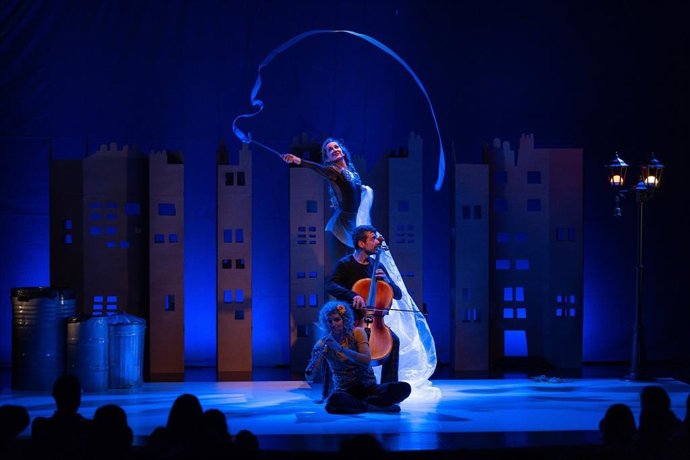 Archivo - Imagen de 'YAU. Lluvia de emociones', propuesta multidisciplinar de Teatro Atópico.