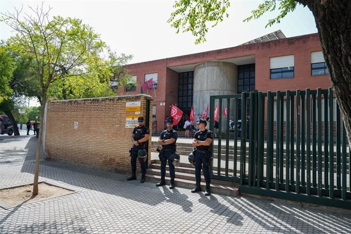 Archivo - Concentración organizada por Barrios Hartos en Tres Barrios-Amate, en foto de archivo.