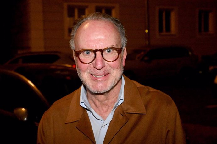 Archivo - FILED - 25 February 2025, Bavaria, Munich: Karl-Heinz Rummenigge leaves the premiere of the prime video documentary "Thomas Mueller - Einer wie keiner" about the FC Bayern star in the Astor Filmlounge at the ARRI cinema in Munich. Bayern Munich 