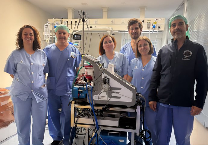 profesionales de los Servicios de UCI y Cirugía Cardiovascular del HUVM que han participado en este hito asistencial