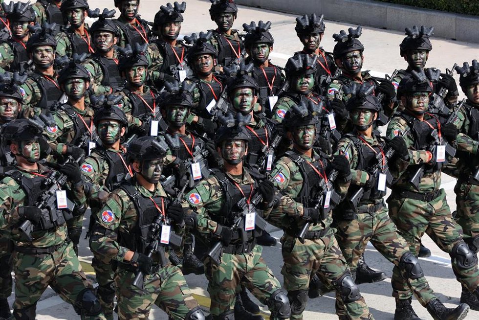 Archivo - Imagen de archivo de militares camboyanos.