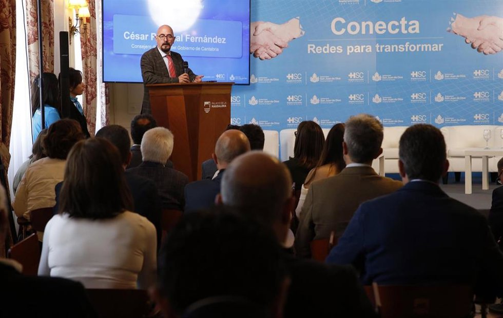 El consejero de Salud, César Pascual, clausura el evento Conecta: Redes para Transformar organizado por Solidaridad UT III y el Hospital Santa Clotilde.