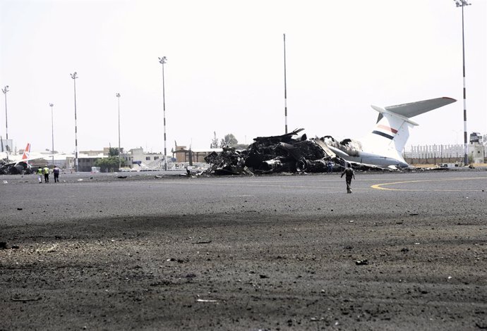 Daños materiales en el aeropuerto de la capital de Yemen, Saná, tras un bombardeo ejecutado por Israel el 6 de mayo de 2025 contra las instalaciones (archivo)