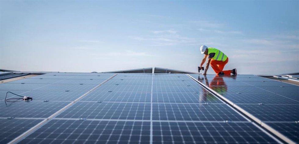 Archivo - Un operario instala placas solares.