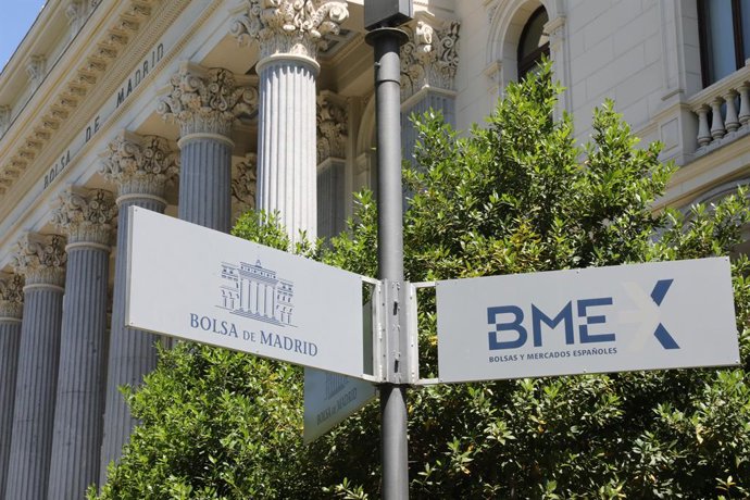 Archivo -  Senyal de la Borsa de Madrid enfront de la façana de l'edifici