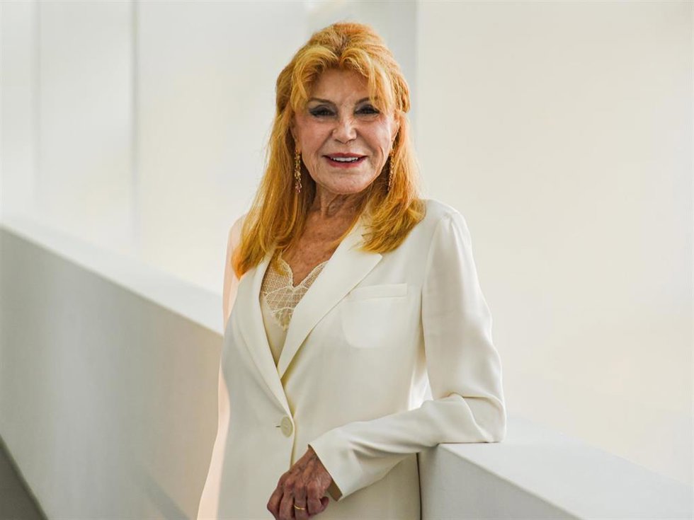 La baronesa Thyssen-Bornemisza, Carmen Thyssen, posa antes de la gala de la XVIII Nit del Galerisme, donde se entregan los Premis GAC 2025, en el MACBA