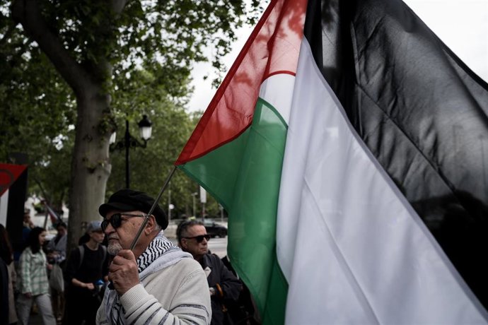 Un hombre con una bandera Palestina durante la manifestación en conmemoración de la Nakba, a 15 de mayo de 2025, en Madrid (España). 