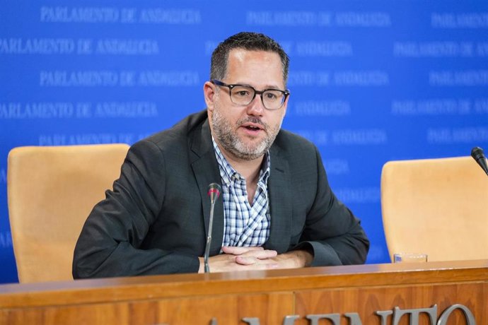 El portavoz del Grupo Mixto-AdelanteAndalucía, José Ignacio García, durante la ronda de ruedas de prensa de portavoces de los grupos parlamentarios en el Parlamento de Andalucía, a 28 de mayo de 2025 en Sevilla (Andalucía, España)