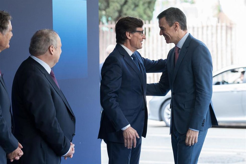 El presidente del gobierno, Pedro Sánchez (D), saluda a Salvador Illa (2D), durante la 40 Reunió Cercle d'Economia, en el Palau de Congresos de Cataluña, a 5 de mayo de 2025, en Barcelona, Cataluña (España).