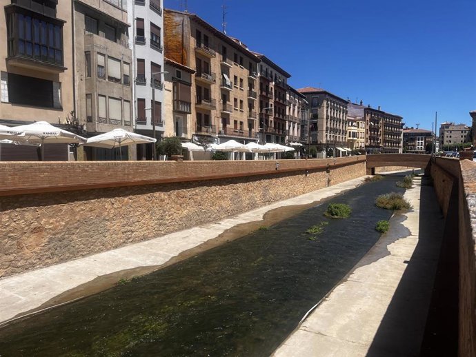 Archivo - Vista del río Queiles a su paso por el paseo de la Constitución de Tarazona (Zaragoza).
