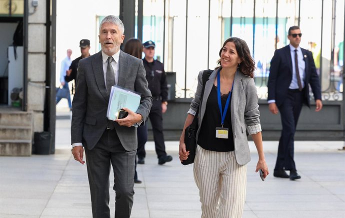 El ministro de Interior, Fernando Grande-Marlaska, llega a una sesión de control al Gobierno en el Congreso de los Diputados