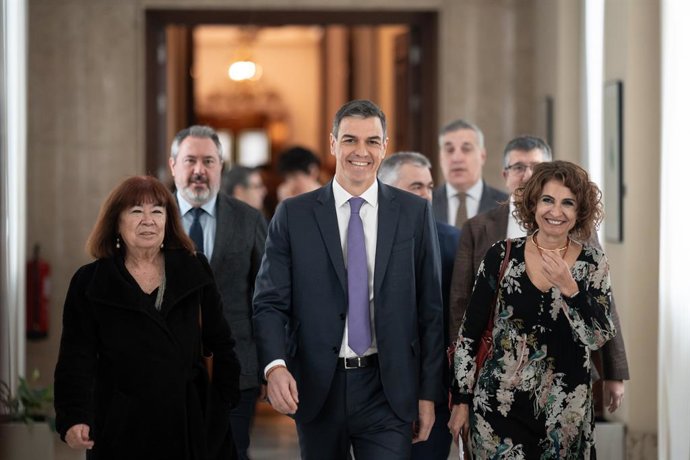 Archivo - Arquivo - (E-D) A presidente do PSOE, Cristina Narbona; o presidente do governo e secretário-geral do PSOE, Pedro Sánchez; e a secretária-geral adjunta do PSOE e primeira vice-presidente do governo e ministra da Fazenda, María Jesús Montero, che