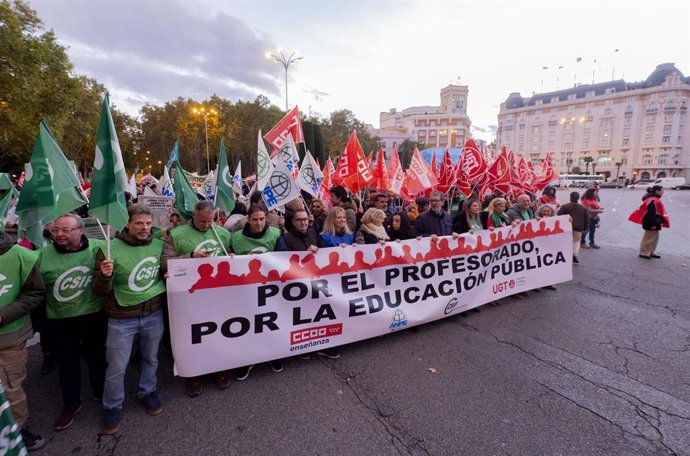 Archivo - Varias personas durante una manifestación por la educación pública, a 21 de noviembre de 2024, en Madrid (España).
