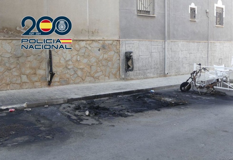 Imagen de los restos del incendio en Elda