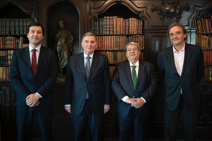 Foto de família dels representants de Foment del Treball i Aresbank