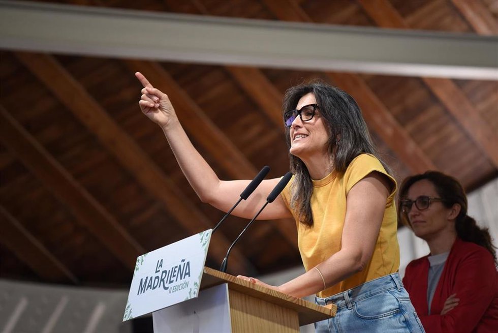 La portavoz de Más Madrid en la Asamblea, Manuela Bergerot, interviene durante la verbena de Más Madrid bajo el nombre de La Madrileña 2025, en el Auditorio del Parque Paraíso, a 24 de mayo de 2025, en Madrid (España). 