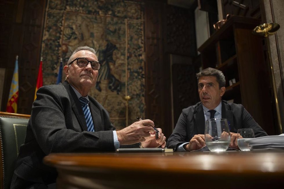 Archivo - El 'president' de la Generalitat Valenciana, Carlos Mazón (d), durante una reunión con el vicepresidente segundo y conseller para la Recuperación Económica y Social de la Comunitat Valenciana, Francisco José Gan Pampols (i), en el Palau de la 