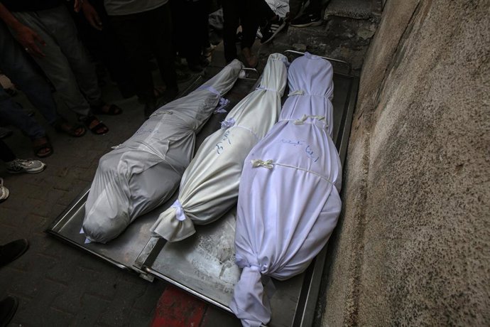 26 de maio de 2025, Cidade de Gaza, Faixa de Gaza, Território Palestino: Parentes de palestinos que perderam suas vidas choram depois que o exército israelense bombardeou várias casas em Gaza. Os corpos dos palestinos que perderam suas vidas no ataque são