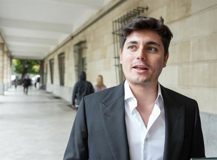 Archivo - El jefe de prensa de "Alvise" Pérez, Vito Quiles, a su salida del Juzgado de Instrucción tras declarar como investigado por presuntas injurias el pasado 25 de febrero