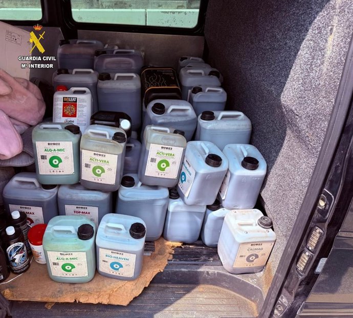 Garrafas de fertilizante halladas en un vehículo en el puerto de Tarifa.
