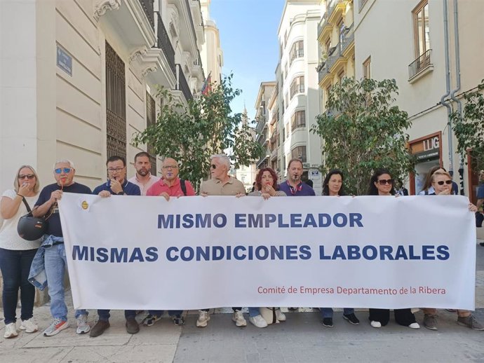 Personal laboral del área de La Ribera se concentra frente Les Corts por un convenio colectivo