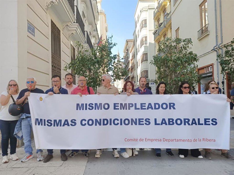 Personal laboral del área de La Ribera se concentra frente Les Corts por un convenio colectivo