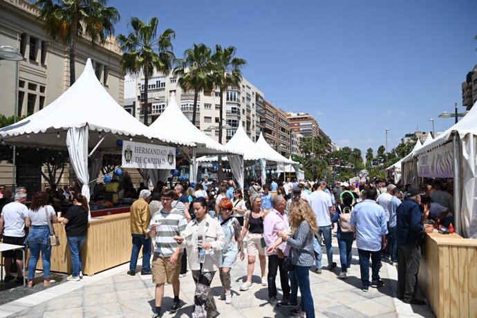 Imagen de los ciudadanos y turistas visitando la Cruz de Mayo creada por cinco hermandades en el Mirador de la Rambla.