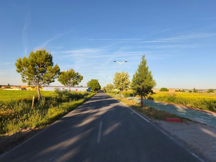 Camino del Tamarizo entre Aldeamayor Golf y el casco tradicional del municipio.