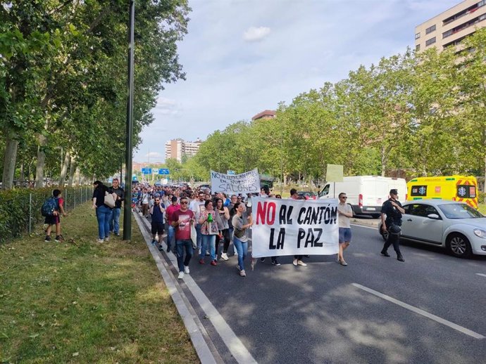 Manifestación de vecinos del barrio de La Paz en contra de la construcción del cantón en la calle Sangenjo.