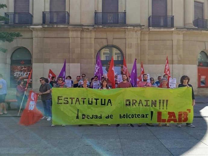 Concentración del sindicato LAB en contra de la "paralización" del Estatuto de Función Pública