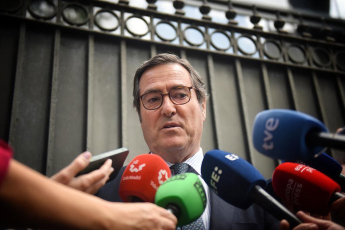 El presidente de la CEOE, Antonio Garamendi, ofrece declaraciones sobe la Asamblea General Electoral de CEPYME, a 20 de mayo de 2025, en Madrid (España). 