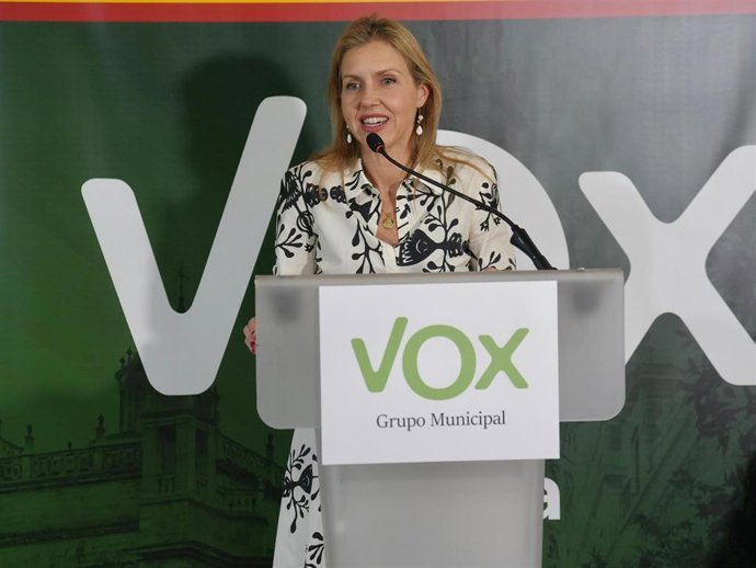 La portavoz de Vox en el Ayuntamiento de Sevilla, Cristina Peláez, atiende a los medios en una foto de archivo.