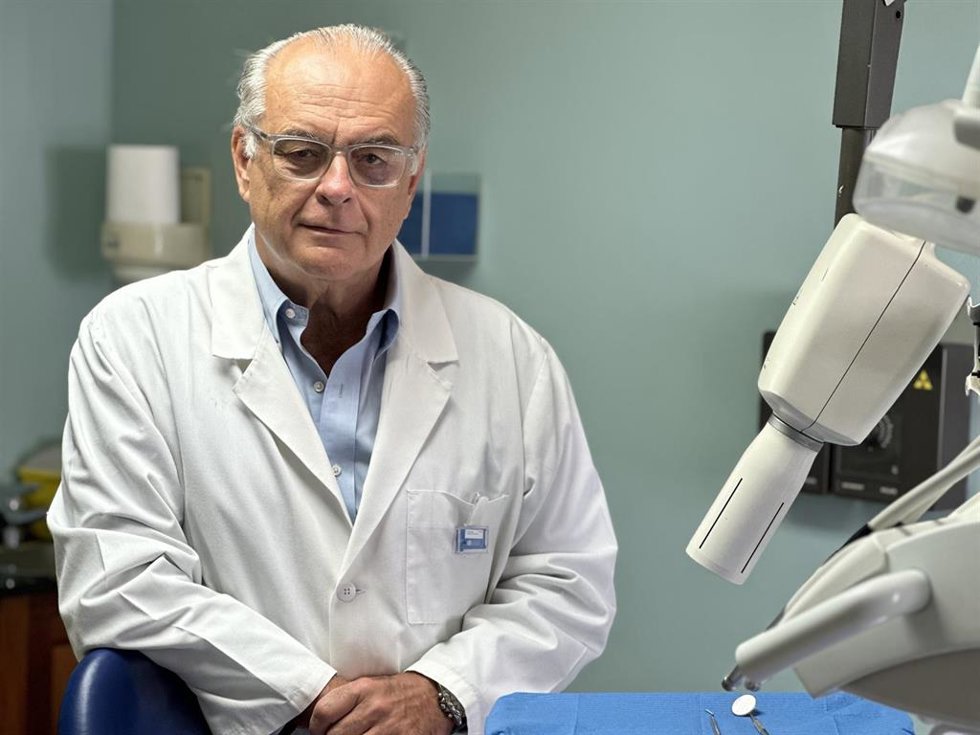 El presidente del Colegio de Dentistas de Las Palmas,  Dr. Francisco Cabrera Panasco