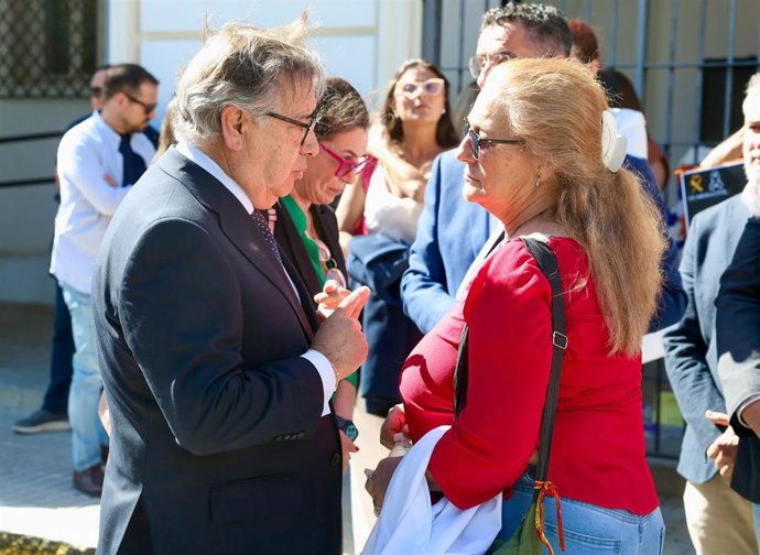 El eurodiputado popular, Juan Ignacio Zoido, conversa con la madre de uno de los guardia civiles fallecidos al ser embestidos por una narcolancha el año pasado.