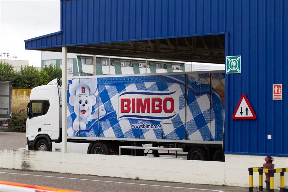 Archivo - Un camión en la fábrica de Bimbo 