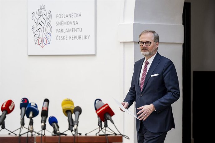 Archivo - Arquivo - 07 de março de 2025, República Tcheca, Praga: O primeiro-ministro tcheco, Petr Fiala, chega para uma coletiva de imprensa sobre as medidas atuais para lidar com a migração ilegal e a proposta de endurecer a política de asilo e retorno.