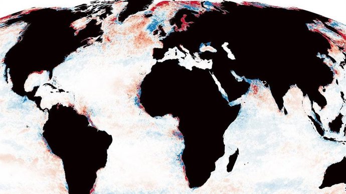 As áreas vermelhas indicam regiões onde os oceanos estão ficando mais escuros, enquanto as áreas azuis indicam regiões onde eles estão ficando mais claros.