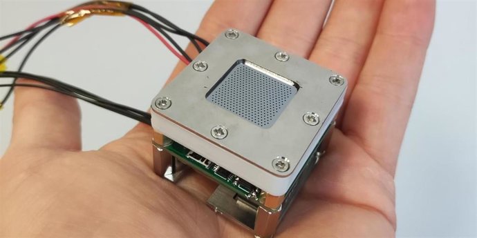 Módulo del propulsor junto a la electrónica de control con dos chips en el centro (solo uno es visible) fabricado en el IMB-CNM.